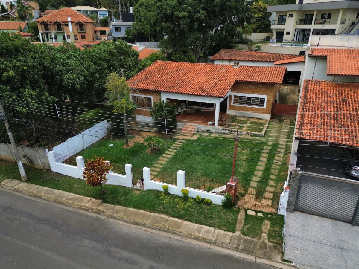 Casa térrea com 3 dorm na Vila Santista, Atibaia